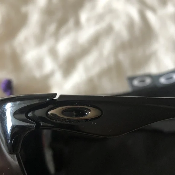 OAKLEY Sunglasses with Polarized Lenses & Trio of Microbag Lens Cleaners 😎 - Picture 7 of 8